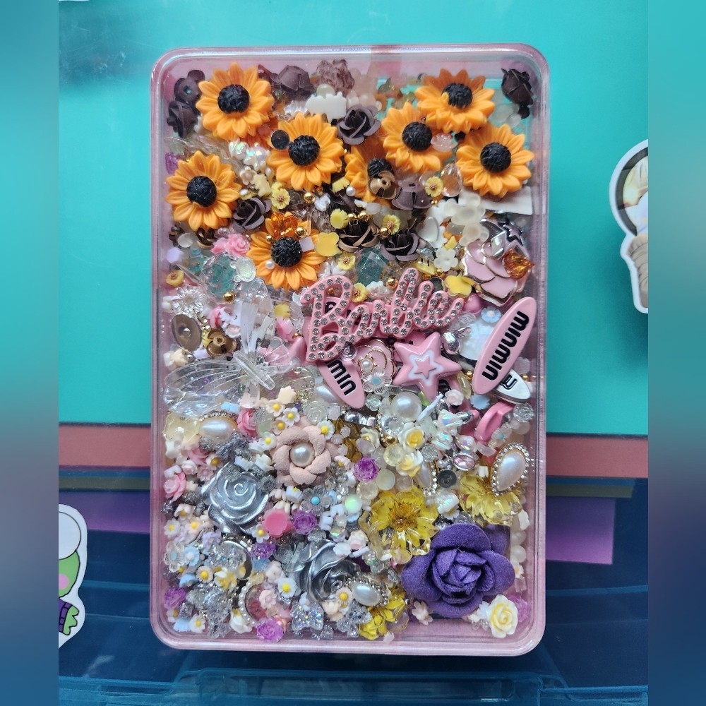 *SOLD*Random Nails Charms Mix